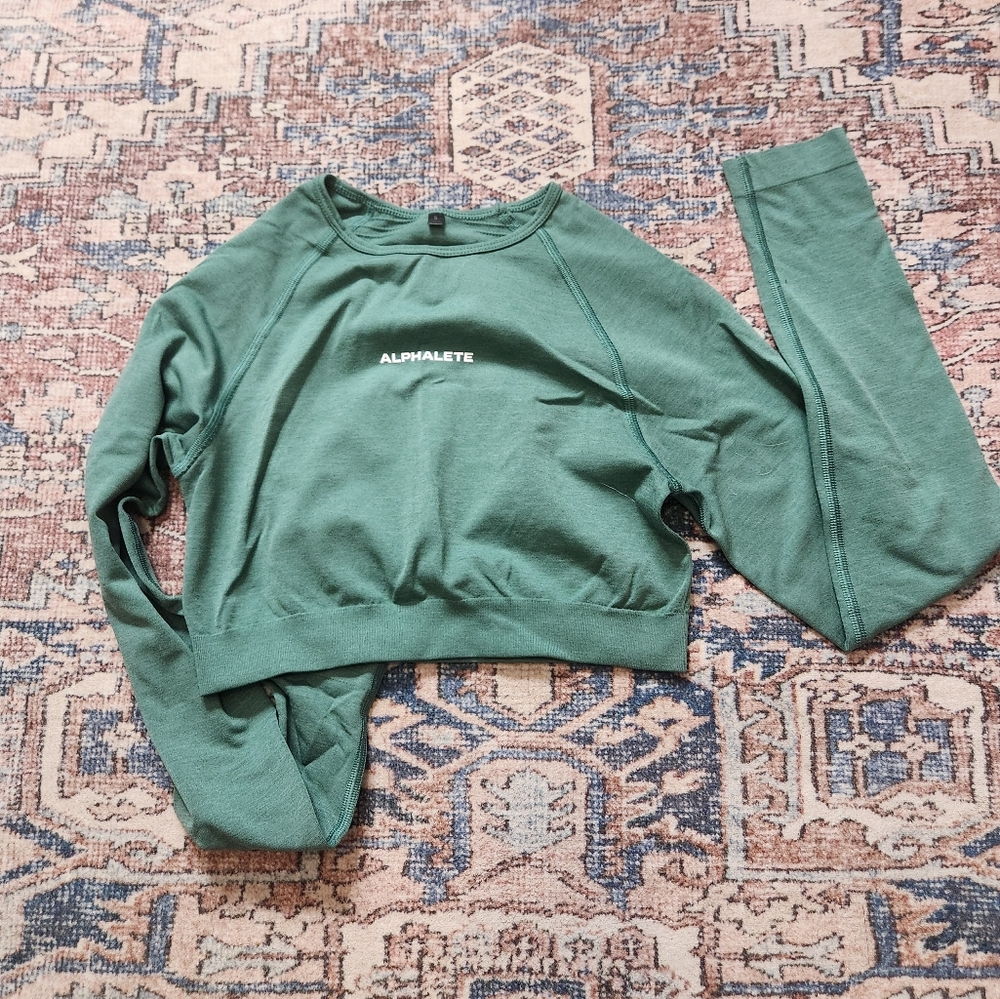 Alphalete Amplify cropped long sleeve shirt, size S